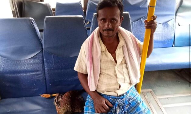 ಕೋಳಿಗೂ ಅರ್ಧ ಟಿಕೆಟ್ ಕೊಟ್ಟ ಬಸ್ ಕಂಡಕ್ಟರ್ : ಜಾಲತಾಣದಲ್ಲಿ ಟ್ರೋಲ್