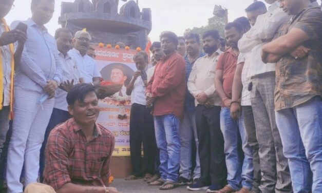 VIDEO-ಪುನೀತ್ ಅಭಿಮಾನಿ ಸಂಕಟ ನೋಡಿ ಕಣ್ಣೀರಿಟ್ಟ ಜನರು