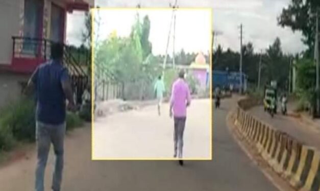 VIDEO – ಎಸಿಬಿ ದಾಳಿಗೆ ಹೆದರಿ ನಡು ರಸ್ತೆಯಲ್ಲೇ ಓಡಿದ  ಪಿಎಸ್‍ಐ ನನ್ನು ಹಿಡಿದ ಸಾರ್ವಜನಿಕರು