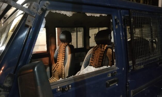 ಇಬ್ಬರ ಜಗಳ ಮೂರನೆಯವನಿಗೆ ಆಯ.