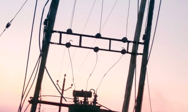 ಅಥಣಿ ಹೆಸ್ಕಾಂ ಅಧಿಕಾರಿಗಳ ದಿವ್ಯ ನಿರ್ಲಕ್ಷ : ಬಡವರ ಬಲಿ ಪಡೆಯಲು ಕಾಯುತ್ತಿರುವ ವಿದ್ಯುತ್ ಕಂಬ