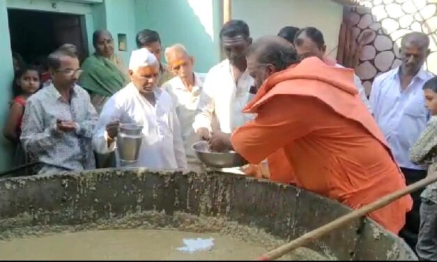 ರೇಣಕಾ ದೇವಿ ಜಾತ್ರೆಯಲ್ಲಿ ಪವಾಡ- ಸುಡು ಸುಡು ಹುಗ್ಗಿಯಲ್ಲಿ ಕೈ ಎದ್ದಿದ ಸ್ವಾಮೀಜಿ