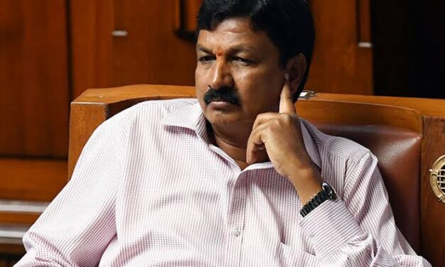 ಸುಪ್ರೀಂಕೋರ್ಟ್ ಮೆಟ್ಟಿಲೇರಿದ ಸಿಡಿ ಲೇಡಿ : ಸಂಕಷ್ಟದಲ್ಲಿ ರಮೇಶ್ ಜಾರಕಿಹೊಳಿ