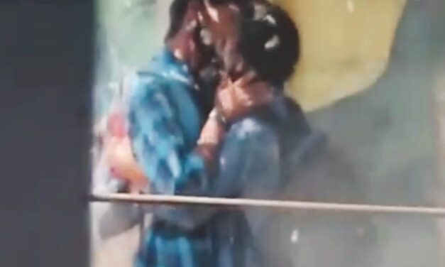 VIDEO : ರಸ್ತೆ ಬದಿಯಲ್ಲಿ “ಚುಮ್ಮು ಚುಮ್ಮು”” ಮಾಡಿದ ಪ್ರೇಮಿಗಳು