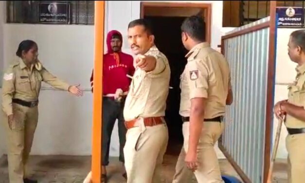 ಪಿಎಸ್ಐ ಸಾಹೇಬ್ರ ಬರಬೇಕೆಂದು ಮಹಿಳಾ ಶೌಚಾಲಯದಲ್ಲಿ ಕೂತ ವ್ಯಕ್ತಿ ಯಾರು… ?