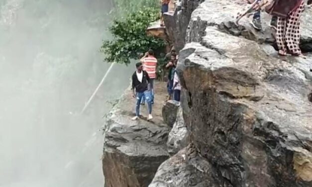 Video : ಗೋಕಾಕ್ ಫಾಲ್ಸ್ ನಲ್ಲಿ ಪ್ರವಾಸಿಗರ ಹುಚ್ಚಾಟ