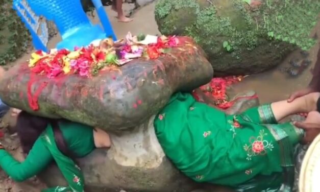 Video : ಹರಕೆ ತೀರಿಸಲು ಹೋಗಿ ಕಲ್ಲು ಬಂಡೆಯಲ್ಲಿ ಸಿಲುಕಿದ ಮಹಿಳೆ : ಮುಂದೆನಾಯ್ತು…?