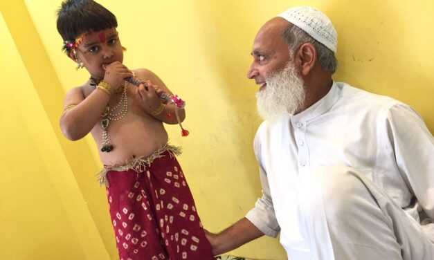 ಮಗುವಿಗೆ ಶ್ರೀಕೃಷ್ಣ ವೇಷಭೂಷಣ ತೊಡಿಸಿ ಭಾವೈಕ್ಯತೆ ಸಾರಿದ ಮುಸ್ಲಿಂ ಕುಟುಂಬ