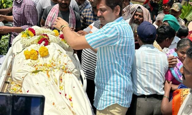 ಅಥಣಿ : ಬೈಕ್ ಅಪಘಾತದಲ್ಲಿ ಮೃತಪಟ್ಟ ಯೋಧನ ಅಂತ್ಯಕ್ರಿಯೆ