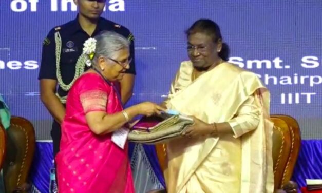 VIDEO – ರಾಷ್ಟ್ರಪತಿಗೆ ಕವದಿ ಗಿಫ್ಟ್ ಕೊಟ್ಟ ಸುಧಾಮೂರ್ತಿ : ಏನಿದರ ವಿಶೇಷ