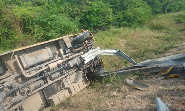 ಚಾಲಕನ ನಿಯಂತ್ರಣ ತಪ್ಪಿ ಶಾಲಾ ವಾಹನ ಪಲ್ಟಿ