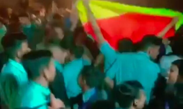 ಬೆಳಗಾವಿಯಲ್ಲಿ ಖಾಕಿ ದರ್ಪ : ಬಾವುಟ ಹಿಡಿದಿದ್ದ ಯುವಕನ್ನ ಥಳಿಸಿದ್ರಾ ಪೊಲೀಸ್ ಅಧಿಕಾರಿ..?