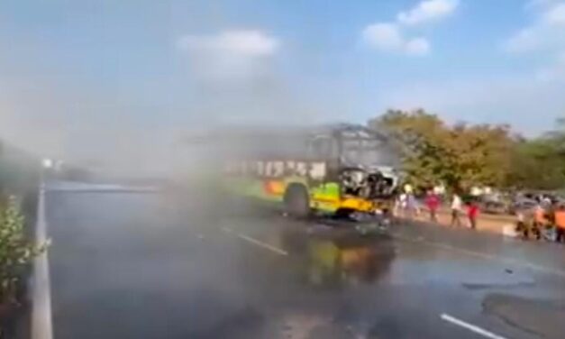 ಸಂಕೇಶ್ವರ ಬಳಿ ರಸ್ತೆ ಮಧ್ಯೆ ಬಸ್ ಗೆ ಬೆಂಕಿ