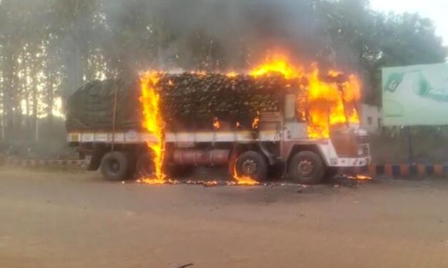 Video – ನಡು ರಸ್ತೆಯಲ್ಲಿ ಹೊತ್ತಿ ಉರಿದ ಲಾರಿ
