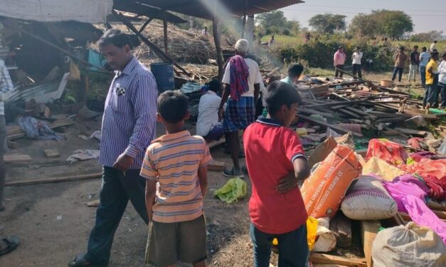 ಮನೆ ಮೇಲೆ ಕಬ್ಬು ತುಂಬಿದ ಟ್ರ್ಯಾಕ್ಟರ್ ಪಲ್ಟಿ, ಓರ್ವ ಮಹಿಳೆ ಸಾವು