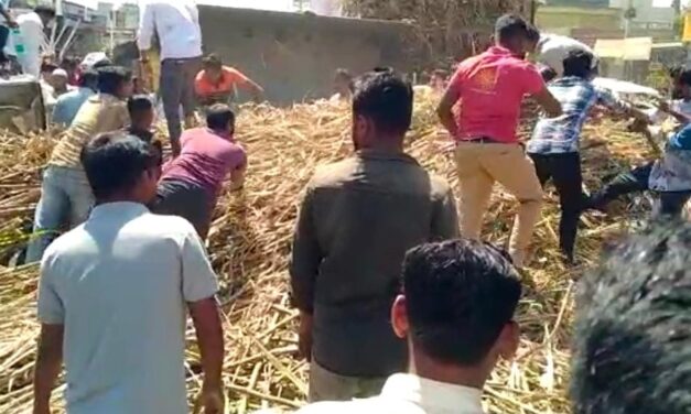 VIDEO – ಅಥಣಿಯಲ್ಲಿ ಕಬ್ಬು ತುಂಬಿದ್ದ ಟ್ರಾಕ್ಟರ್ ಪಲ್ಟಿ, ಇಬ್ಬರ ಸ್ಥಿತಿ ಗಂಭೀರ?