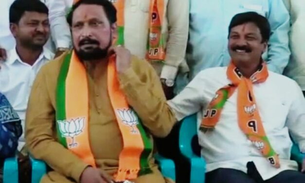 ಹೆಸರು ತಪ್ಪಾಗಿ ಹೇಳಿದ್ದಕ್ಕೆ ಲಕ್ಷ್ಮಣ ಸವದಿ ಬೆನ್ನಿಗೆ ಹೊಡೆದ ರಮೇಶ್ ಜಾರಕಿಹೊಳಿ