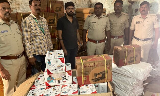 ಬೆಳಗಾವಿ : ಮತದಾರರಿಗೆ ಹಂಚಲು ತಂದಿಟ್ಟಿದ್ದ ಕುಕ್ಕರ್ ಹಾಗೂ ಹೊಲಿಗೆ ಯಂತ್ರ ವಶ