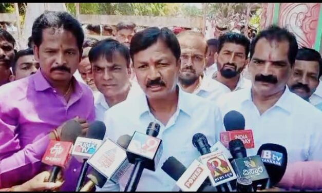 ಕುಮಠಳ್ಳಿಗೆ ಟಿಕೆಟ್ ; ಯಾಕಿಷ್ಟು ಚಡಪಡಿಸುತ್ತಿ ಲಕ್ಷ್ಮಣಣ್ಣ? ಸಾಹುಕಾರ್ ಟಾಂಗ್