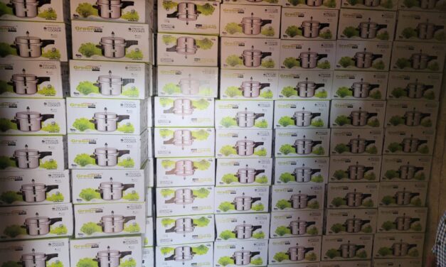 ಮತದಾರರಿಗೆ ಹಂಚಲು ತಂದಿದ್ದ 1600 ಕುಕ್ಕರ್ ವಶ