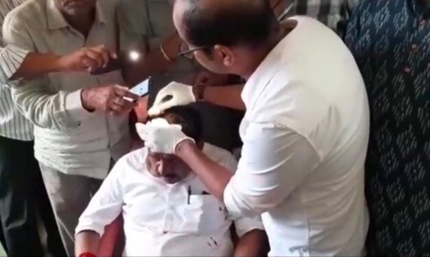 ಪ್ರಚಾರ ಮಾಡುತ್ತಿದ್ದ ಮಾಜಿ ಡಿಸಿಎಂ ಗೆ ಕಲ್ಲೇಟು ; ಆಸ್ಪತ್ರೆಗೆ ದಾಖಲು