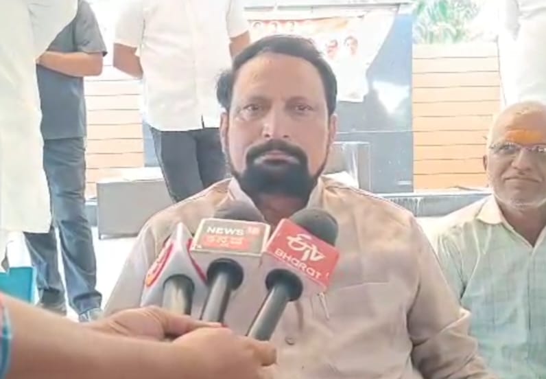 ದೊಡ್ಡ ಹುದ್ದೆಯಲ್ಲಿದ್ದವನು ನಿಗಮ ಮಂಡಳಿ ತಗೊಳ್ಬೆಕಾ..? ಸಿಟ್ಟಾದ ಸವದಿ – Video