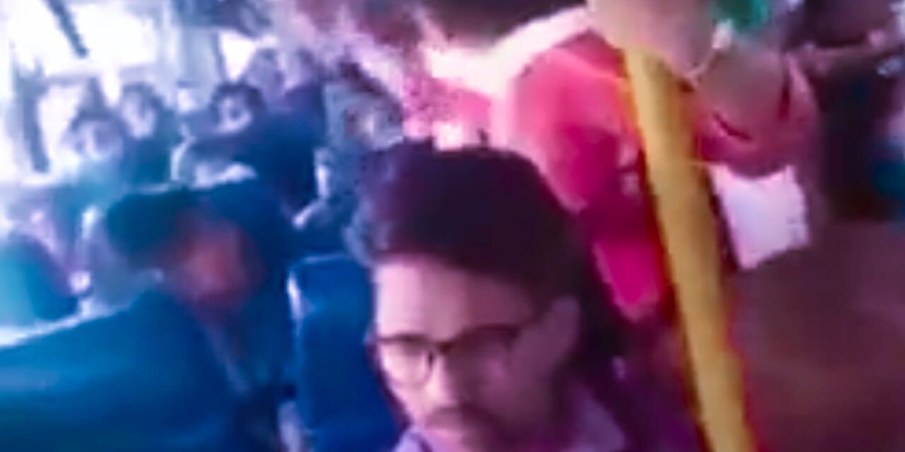 ಬಸ್ ಸೀಟಿಗಾಗಿ ಕಿತ್ತಾಟ ; ಗಂಡಸರಿಗೂ ಮೀಸಲಾತಿ ಇದೆ ಎಂದ ಯುವಕ