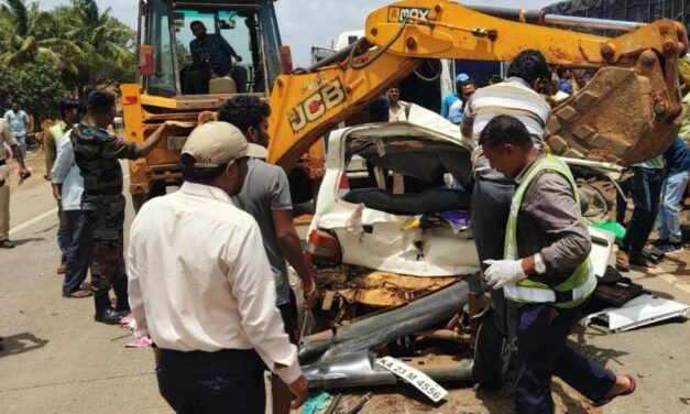 ಸ್ವಾಮೀಜಿ ಚಲಿಸುತ್ತಿದ್ದ ಕಾರು ಭೀಕರ ಅಪಘಾತ ; ಸ್ಥಳದಲ್ಲೇ ಇಬ್ಬರ ಸಾವು