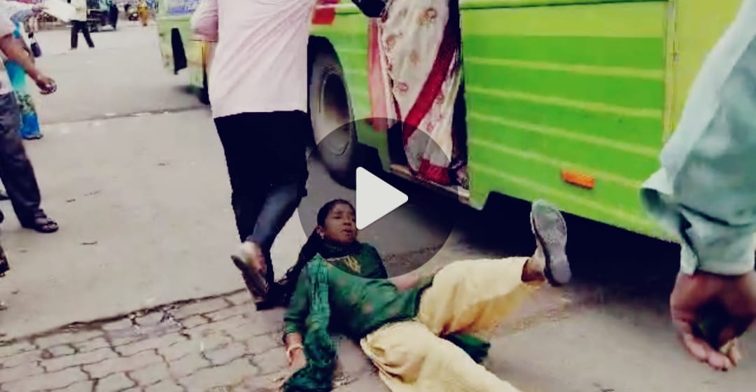 ಬೆಳಗಾವಿ : ತುಂಬಿದ್ದ ಬಸ್ಸಿನಿಂದ ಕೆಳಗೆ ಬಿದ್ದ ಬಾಲಕಿ, ಶಕ್ತಿ ಯೋಜನೆ ವಿರುದ್ಧ  ಪೋಷಕರ ಆಕ್ರೋಶ