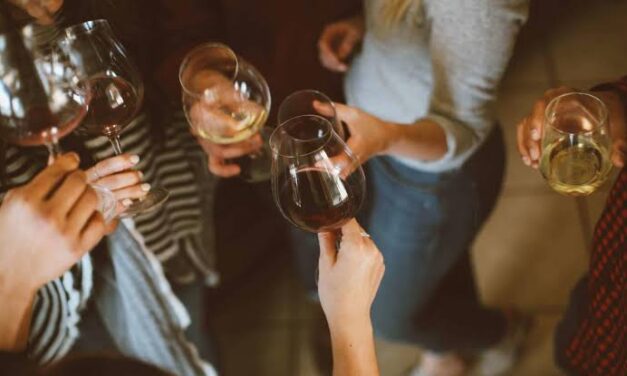 ಪಬ್ ಪಾರ್ಟಿ ; ಮಹಿಳೆಯರಿಗೆ ಮದ್ಯ ಉಚಿತ – ಗ್ರಾಹಕರನ್ನು ಸೆಳೆಯಲು ವಿಭಿನ್ನ ಪ್ರಯತ್ನ