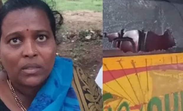 ಬಸ್ ನಿಲ್ಲಿಸದ ಚಾಲಕ ; ತಲೆಕೆಟ್ಟು ಕಲ್ಲು ಹೊಡೆದು ಬಸ್ ಕಿಟಕಿ ಪೀಸ್ ಮಾಡಿದ ಮಹಿಳೆ