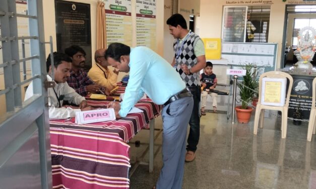 ವಕ್ಕುಂದ ಮೊರಾರ್ಜಿ ಶಾಲೆಯಲ್ಲಿ ಮಾದರಿ ಸಂಸತ್ ಚುನಾವಣೆ; ಸರತಿ ಸಾಲಿನಲ್ಲಿ ‌ನಿಂತು ಮಕ್ಕಳ ‌ಮತದಾನ