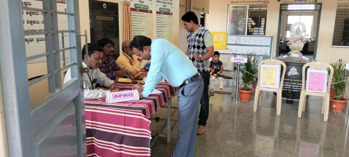 ವಕ್ಕುಂದ ಮೊರಾರ್ಜಿ ಶಾಲೆಯಲ್ಲಿ ಮಾದರಿ ಸಂಸತ್ ಚುನಾವಣೆ; ಸರತಿ ಸಾಲಿನಲ್ಲಿ ‌ನಿಂತು ಮಕ್ಕಳ ‌ಮತದಾನ