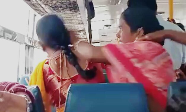 Video – ಬಸ್ಸಿನಲ್ಲಿ ಜುಟ್ಟು ಹಿಡಿದು ಹೊಡೆದಾಡಿಕೊಂಡ ಮಹಿಳೆಯರು ; ಶಕ್ತಿ ಪ್ರದರ್ಶನ