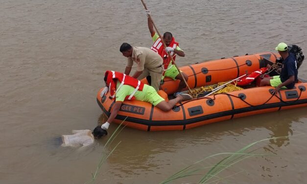 ಆಯತಪ್ಪಿ ಘಟಪ್ರಭಾ ನದಿಗೆ ಬಿದ್ದ ಇಬ್ಬರಲ್ಲಿ ಒಬ್ಬನ ಶವ ಪತ್ತೆ
