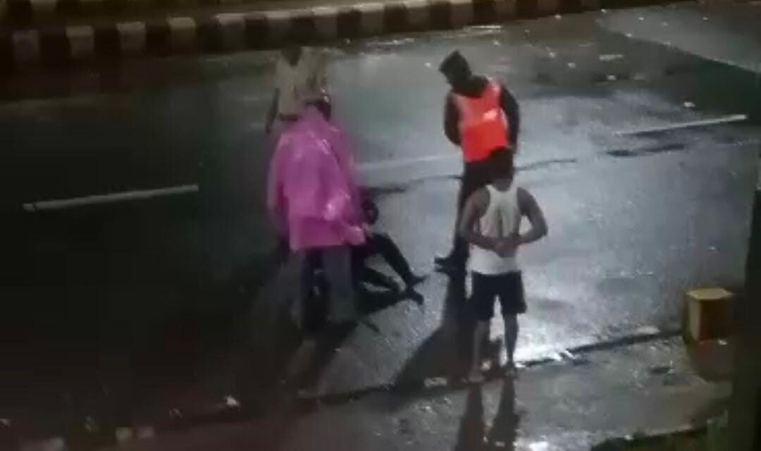 Video – ನಗರ ಪೊಲೀಸರ ಗುಂಡಾವರ್ತನೆ :  ಇದು ಬಿಹಾರ ರಾಜ್ಯವೋ, ಕರ್ನಾಟಕವೋ ?