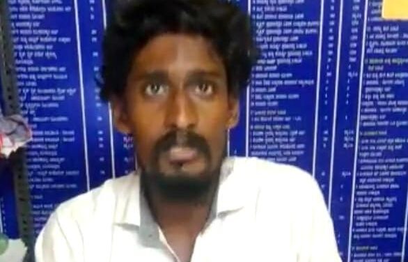 ಮಿನಿಸ್ಟರ್ ಹೆಬ್ಬಾಳ್ಕರ್ ಬಂದ್ರು ಫ್ರೀಯಾಗಿ ಅರ್ಜಿ ಹಾಕಲ್ಲ ಏನಿವಾಗ…? ಗ್ರಾಮ ಒನ್ ಸಿಬ್ಬಂದಿ ಕಿರಿಕ್ Video ನೋಡಿ