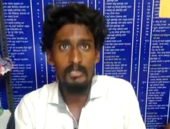 ಮಿನಿಸ್ಟರ್ ಹೆಬ್ಬಾಳ್ಕರ್ ಬಂದ್ರು ಫ್ರೀಯಾಗಿ ಅರ್ಜಿ ಹಾಕಲ್ಲ ಏನಿವಾಗ…? ಗ್ರಾಮ ಒನ್ ಸಿಬ್ಬಂದಿ ಕಿರಿಕ್ Video ನೋಡಿ