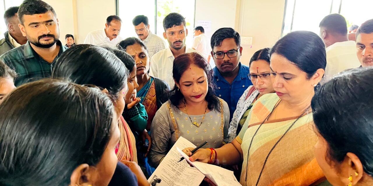 ಭಾನುವಾರವೂ ನಿಲ್ಲದ ಜನಪ್ರವಾಹ: ತಾಳ್ಮೆಯಿಂದಲೇ ಅಹವಾಲು ಆಲಿಸಿದ ಸಚಿವೆ ಲಕ್ಷ್ಮೀ ಹೆಬ್ಬಾಳಕರ್