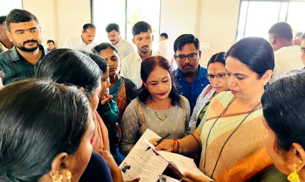 ಭಾನುವಾರವೂ ನಿಲ್ಲದ ಜನಪ್ರವಾಹ: ತಾಳ್ಮೆಯಿಂದಲೇ ಅಹವಾಲು ಆಲಿಸಿದ ಸಚಿವೆ ಲಕ್ಷ್ಮೀ ಹೆಬ್ಬಾಳಕರ್