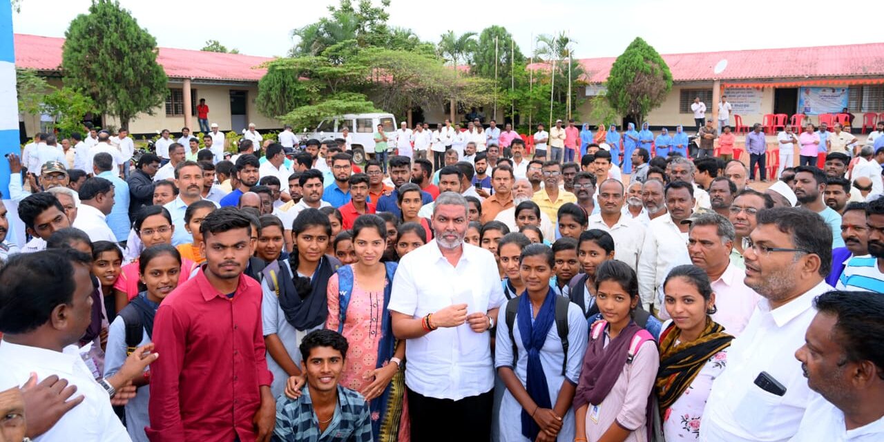 ವಿಕಲಚೇತನ ಫಲಾನುಭವಿಗಳಿಗೆ ಗುರುತಿನ ಯುಡಿಐಡಿ ಕಾರ್ಡ ವಿತರಿಸಿದ ಶಾಸಕ ಬಾಲಚಂದ್ರ ಜಾರಕಿಹೊಳಿ