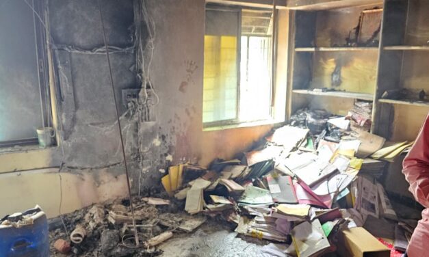 ಅಥಣಿ : ತೆಲಸಂಗ ಗ್ರಾಮ ಪಂಚಾಯತಿಯಲ್ಲಿ ಅಗ್ನಿ ಅವಘಡ ; ದಾಖಲೆ ಸುಟ್ಟು ಭಸ್ಮ