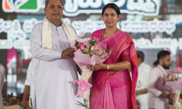 <em> </em>ಗೃಹಲಕ್ಷ್ಮೀ ಉದ್ಘಾಟನೆ ವೇಳೆ ಲಕ್ಷ್ಮೀ ಹೆಬ್ಬಾಳ್ಕರ್ ಸ್ಮರಿಸಿದ್ದು ಯಾರನ್ನು…?/