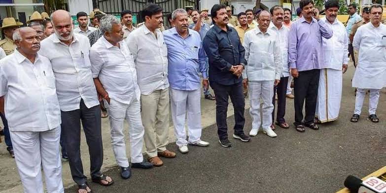 ಪಕ್ಷಾಂತರಿಗಳನ್ನು ಬಿಟ್ಟು ಕಾರ್ಯಕರ್ತರ ಪಾದ ಹಿಡಿಯಬೇಕು ಬಿಜೆಪಿ ನಾಯಕರು ; ಕಮಲಕ್ಕೆ ಇದು ಸಂಕ್ರಮಣ..!