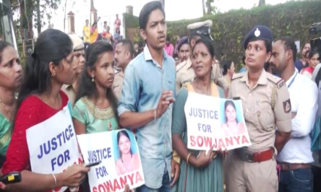 ಧರ್ಮಸ್ಥಳ ಅತ್ಯಾಚಾರ ಪ್ರಕರಣ : ಪ್ರತಿಭಟನೆ ವೇದಿಕೆ ಹತ್ತಲು ಪ್ರಯತ್ನಿಸಿದ ಸೌಜನ್ಯ ತಾಯಿಗೆ ತಡೆ&nbsp;