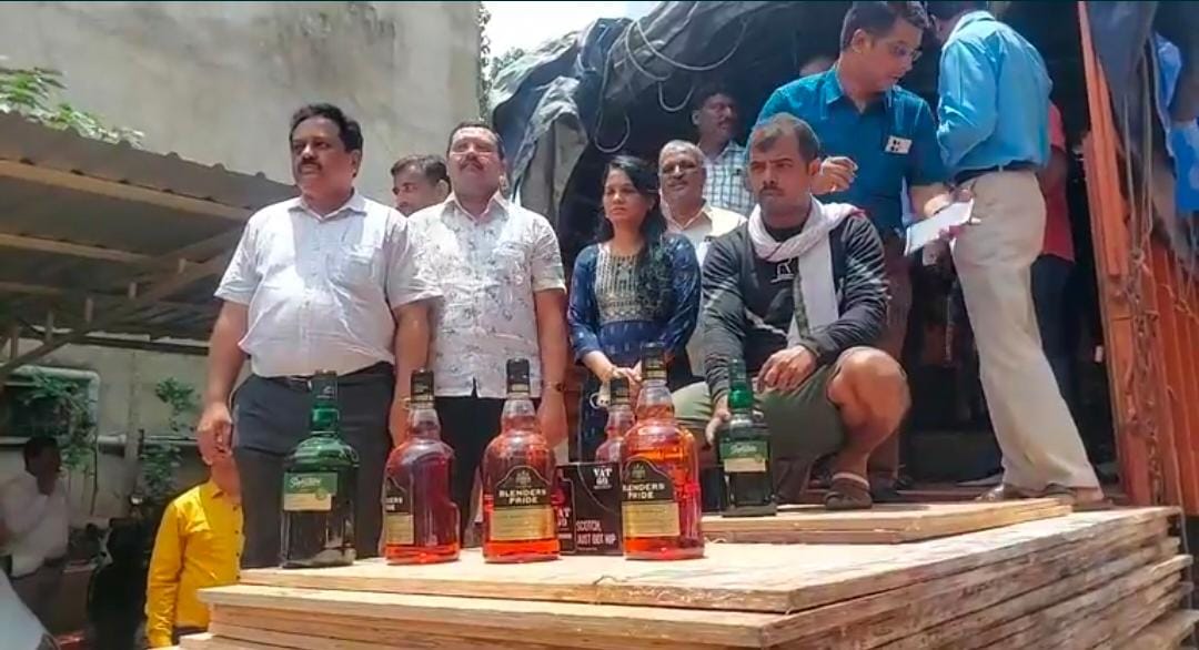 ಪುಷ್ಪ ಚಲನಚಿತ್ರದ ರೀತಿ ಸಾರಾಯಿ ಸಾಗಾಟ ; ದುಬಾರಿ ಎಣ್ಣೆ ಅಬಕಾರಿ ಇಲಾಖೆ ವಶಕ್ಕೆ