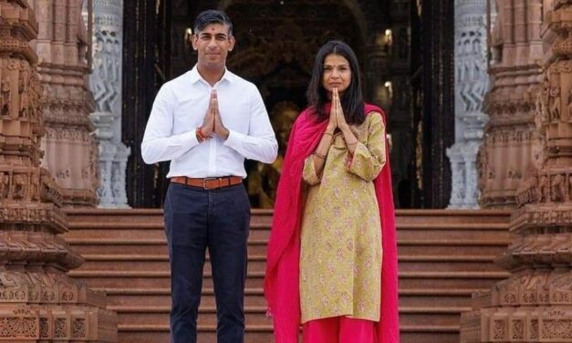 ಹಿಂದೂ ಸಂಪ್ರದಾಯಕ್ಕೆ ತಲೆಬಾಗಿದ ಬ್ರಿಟನ್ ಪ್ರಧಾನಿ ; ಸುನಕ್ ದಂಪತಿ ಅಕ್ಷರಧಾಮ ದೇಗುಲಕ್ಕೆ ಭೇಟಿ