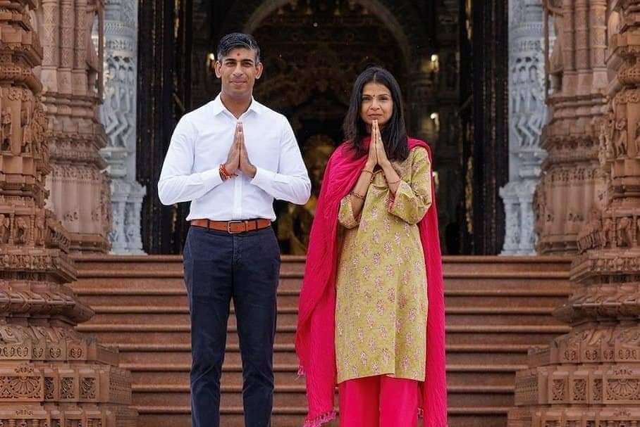 ಹಿಂದೂ ಸಂಪ್ರದಾಯಕ್ಕೆ ತಲೆಬಾಗಿದ ಬ್ರಿಟನ್ ಪ್ರಧಾನಿ ; ಸುನಕ್ ದಂಪತಿ ಅಕ್ಷರಧಾಮ ದೇಗುಲಕ್ಕೆ ಭೇಟಿ