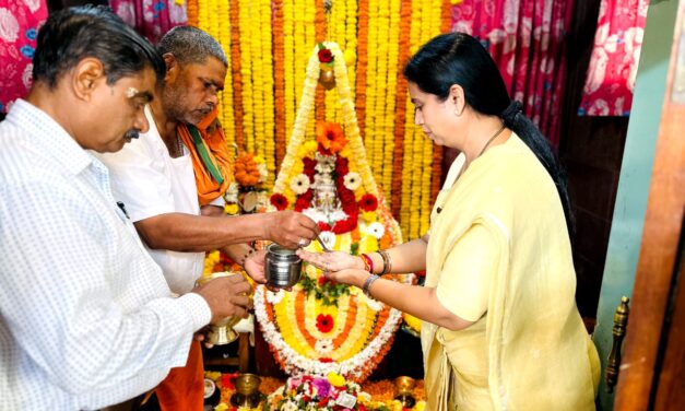 ಶಿವಾಲಯದಲ್ಲಿ ಪೂಜೆ ಸಲ್ಲಿಸಿದ ಸಚಿವೆ ಲಕ್ಷ್ಮಿ ಹೆಬ್ಬಾಳಕರ