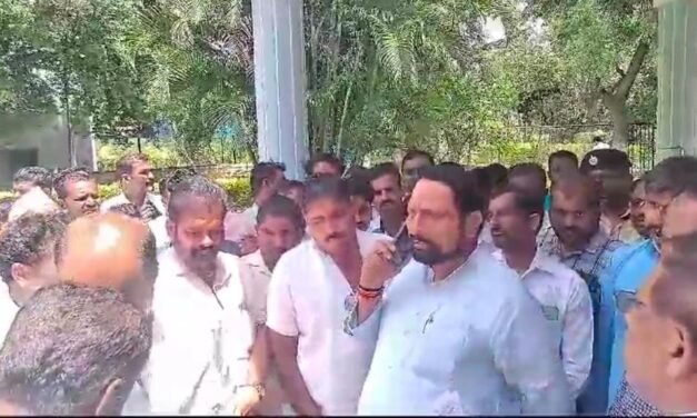 ಸರ್ಕಾರಿ ಶಾಲೆ ಮುಚ್ಚಿದ್ರೆ ನೋಡು ; ಸವದಿ ಆಕ್ರೋಶಕ್ಕೆ ಡಿಡಿಪಿಐ ಗಪ್ ಚುಪ್